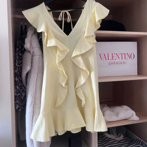 Gul volang klänning  - Jättesöt volang klänning. Endast använd två gånger så nyskick💛