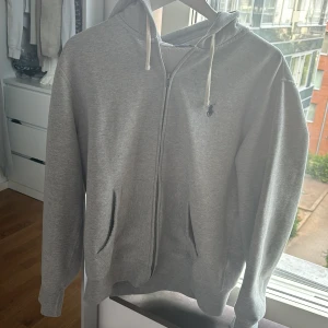 Ralph lauren zip hoodie  - Säljer min Ralph lauren hoodie eftersom den inte passar mig längre!  Storlek M. Hoodien är i så gott som nytt skick då jag knappast använt den men finns tecken på användning , pris kan diskuteras! 
