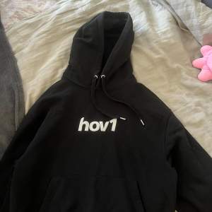 Nästan oanvänd hov1 hoodie som ej kommer till användning, kom med prisförslag💕