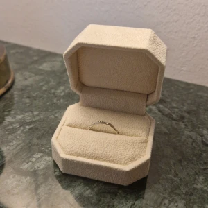 Emma Israelsson Ringen  - Säljer en silverring från Emma Israelsson som jag inte har fått använda alls pga fel storlek.  Tror att att storleken är 19-20 