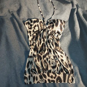 Leopard linne - Typ storlek S/M men den är "pösig" (inte tight)💕 Den ser väldigt lång ut men den är gjort så att man ska dra upp underdelen under linnet så det ser invikt ut 💗 kuporna är vadderade o linnet är gjort av lite stretchigt tyg💕