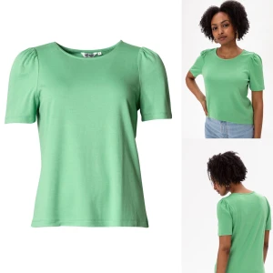 Härlig topp/t-shirt så söt - Super söt topp/t-shirt i härlig kvalitet viskos/stretch med härlig tyngd. Märkt stl S men mer som M i stl. Använd och tvättad 1ggr. Nypris 249:-