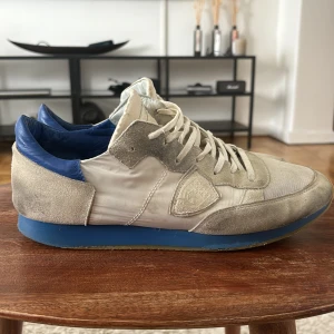 Philippe Modell Tropez - Tjena nu säljer vi ett par Philippe Modell Tropez som är i storlek 44. De är i 7/10 condition och ser mer fräscha ut i verklighet. Man kan diskutera priset.