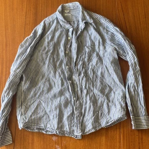 Arket blå-vitrandig skjorta - Köpt för två år sedan, använd ca 10 gånger. Inget tecken på användning och en jäkla skön skjorta