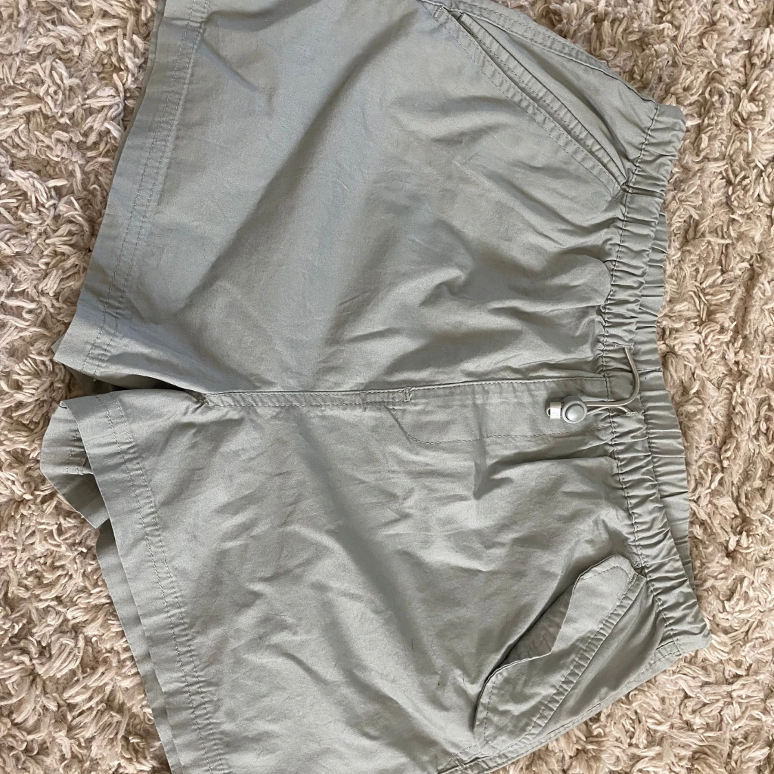 Grå shorts från Divided - 92