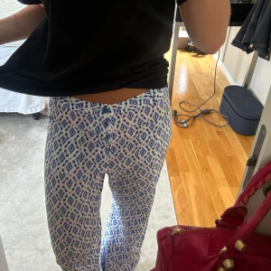 Mönstrade byxor  - Fina mönstrade byxor från Zara