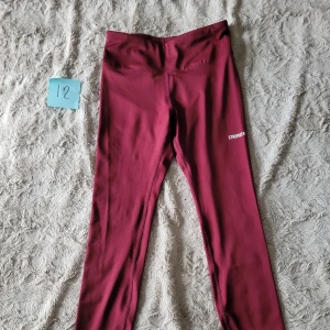 Röda Stronger tights - Knappt användna röda strongertights. Sitter väldigt skönt och har en liten ficka baktill. Nypris 799! Väldigt fin lite vinröd färg. Anons nr. 12