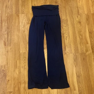 ginatricot yoga pants - mörkblåa yoga pants från gina young, storlek 146/152