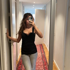 Svart blus  - Jag säljer denna blusen då den är i nyskick och är väldigt underbar!🌟kommer inte till använd jätteofta 