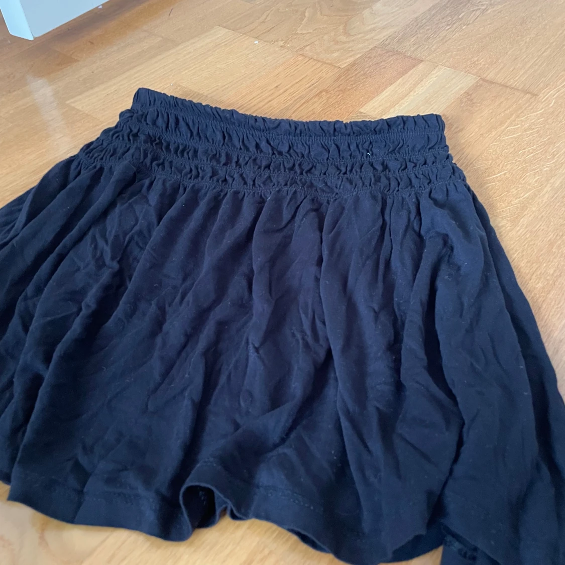 Svart volang kjol  - 90