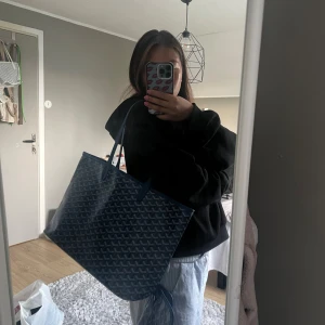 Goyard likande väska - Säljer min Goyard likande väska! Helt oanvänd. Otroligt likt den riktiga, köpt i Spanien i år. Perfekt att ha som skolväska! Vid eventuella frågor eller funderingar skriv privat!❤️❤️