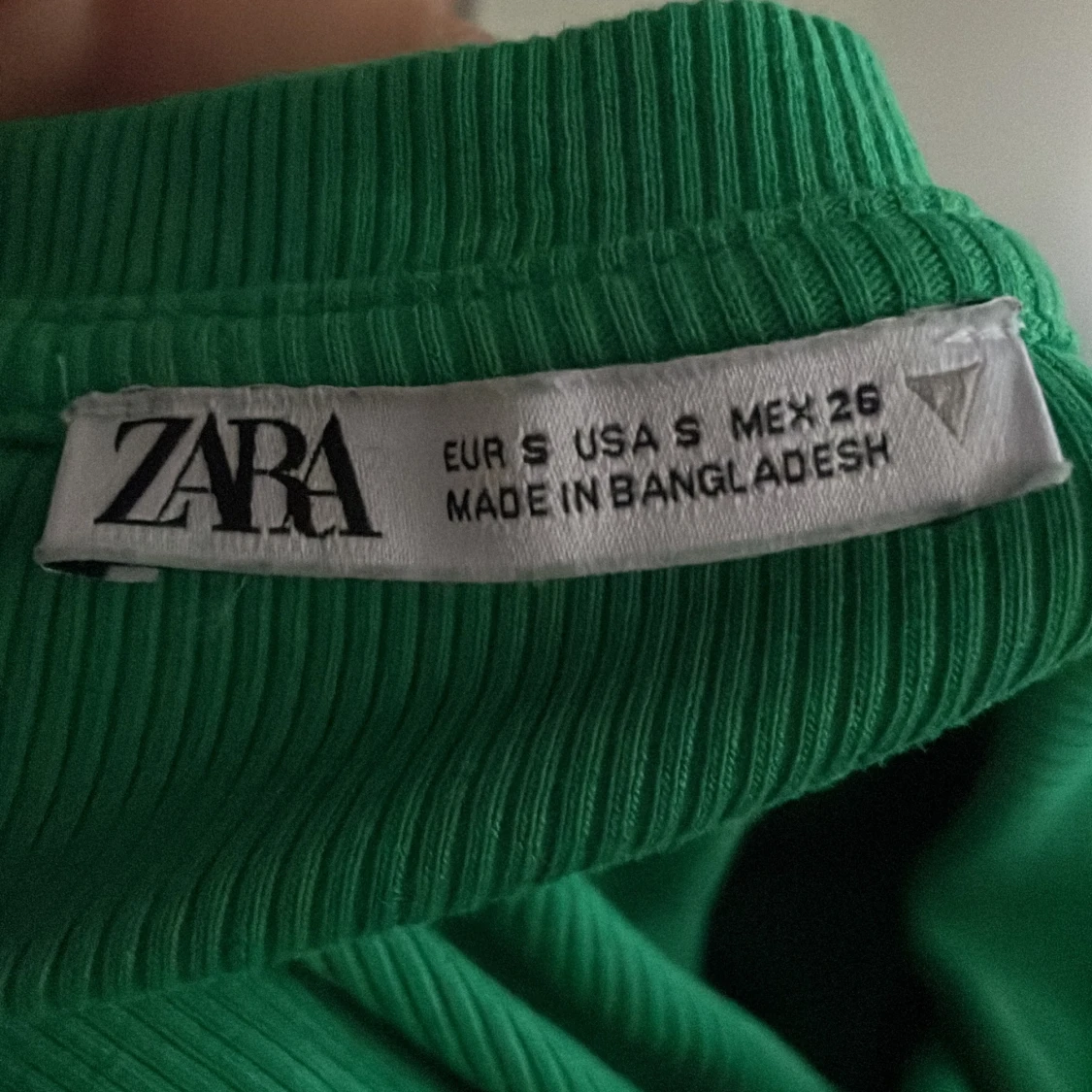 Grön kläning med piffig volang ärm - 92