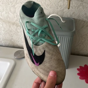 Nike phantom GT ELITE - STORLEK 43  Tja säljer mina fotbollsskor då köpt nya inte använda jättemycket har kört på konstgräset därför ser de ut som de nu pris runt 3000 mitt pris 1100 