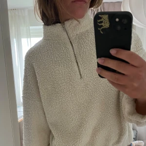 Teddy kofta - Super mysig Teddy kofta! Storlek XL men sitter som en storlek M! Om man inte vill att resor bandet ska sitta åt (är en typisk storlek 38)