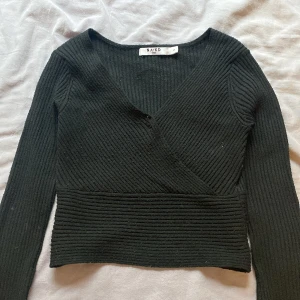 Stickad tröja - Lite kortare stickad tröja från nakd. Pris kan diskuteras💕💕