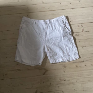 Zara linneshorts  - Säljer dessa jättesnygga linneshorts från Zara i storlek L de är riktigt sköna nu till sommaren de är även jätte enkla att matcha.