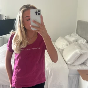 T-shirt - T-shirt från Tommy Hilfiger med stenar. Det är storlek L men passar även M. 