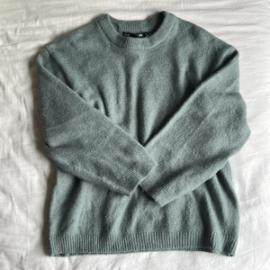 stickad tröja - grön/blå nyansad stickad tröja som är luftig och mysig🌸