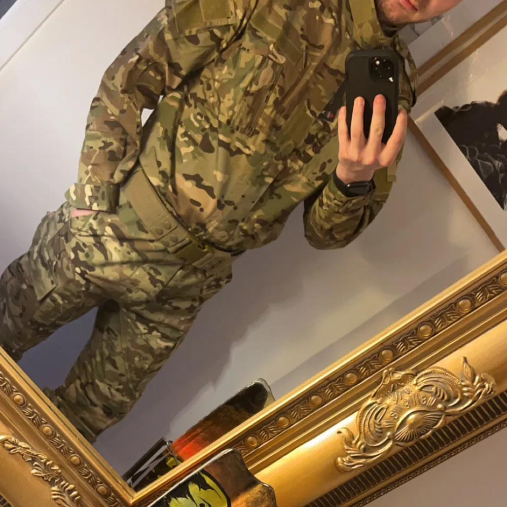 Hej säljer min Multicamo set byxor o sjorta. Storlek M. Har bara provat dem o inte använda alls. Passar bra för airsoft spel.  Obs!!  Observera att bältet ingår inte!!. Skjortor.