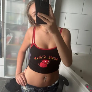 Tanktopp  - Tanktopp som de står ”devils child” på. Lite roligt och coolt tryck. Jag har aldrig på mig linne så kunde lika gärna sälja den. Den är bekväm och har skönt material. Lite dammig på sista bilden men jag har inte hunnit tvätta den än🤗