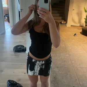 Mini skirt - Snygg mini skirt i svart och vit från hm. Knappt använd! Är i storlek xs men skulle säga den passar upp till m de beror på hur kort man vill att den ska vara. Skriv för fler bilder🫶