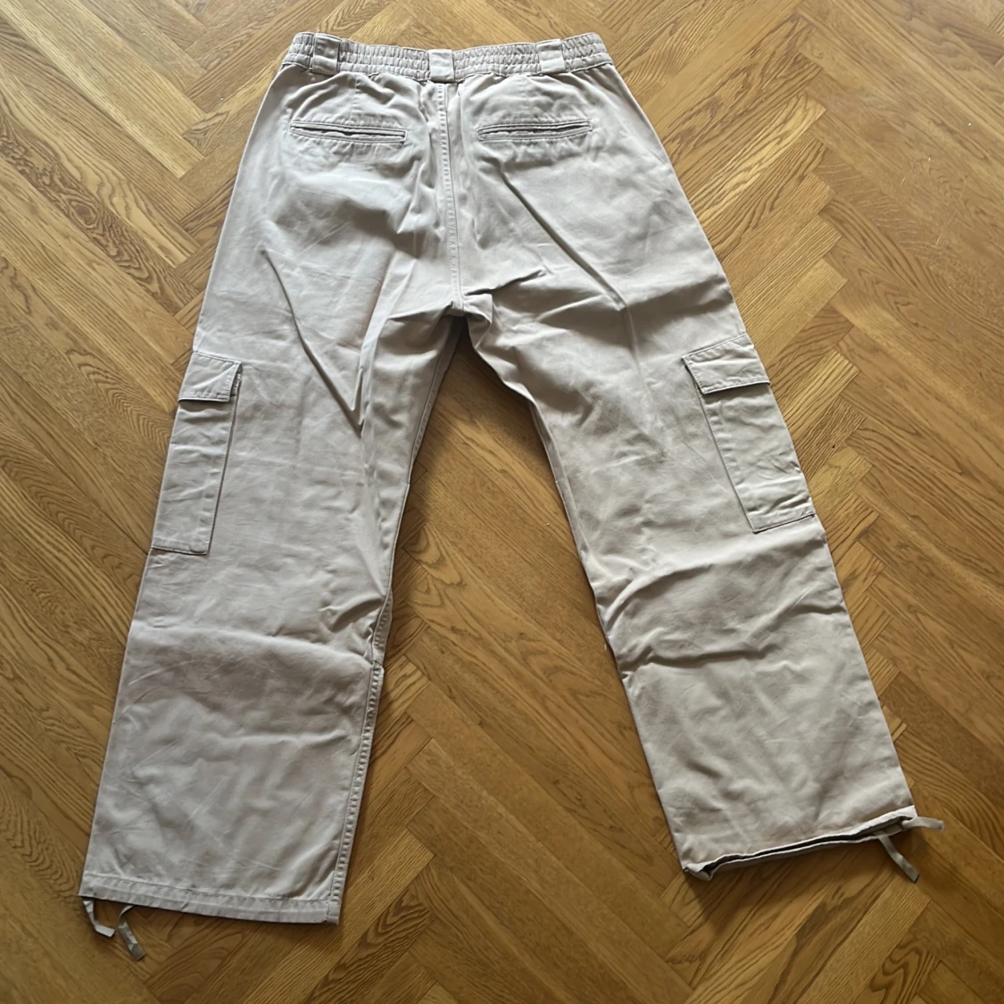 Beige cargobyxor från Sweet Skibs - 90