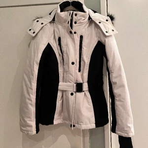 Skidjacka  - Skidjacka i stolen 40, använd två säsonger. Mycket bra skick.