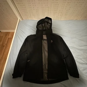 Haglöfs jacka  - En Haglöfs jacka i super skick, finns inget som är skadad eller förstört, har köpts från xxl. Den har junior storlek 164, funkar för typ S eller XS