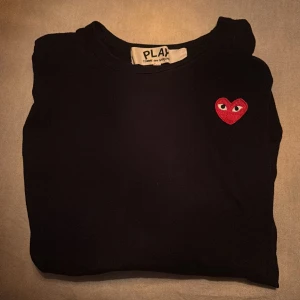 Comme des garçon Tröja - En fet svart comme des garcon   storlek M. Ny pris 1000kr. denna tröja är fräsch och knappt använd. Säljer den för att den blivit för liten på mig