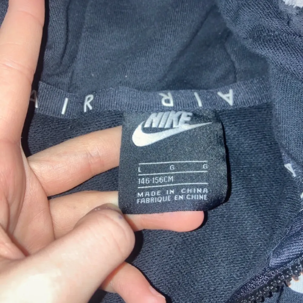 Snygg Nike zip up hoodie med reflex i super bra skick, hör av er för mih info/foton!❤️. Hoodies.