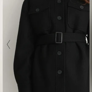 Kappa från NAKD - Svart kappa storlek 38. Aldrig använd enbart testad