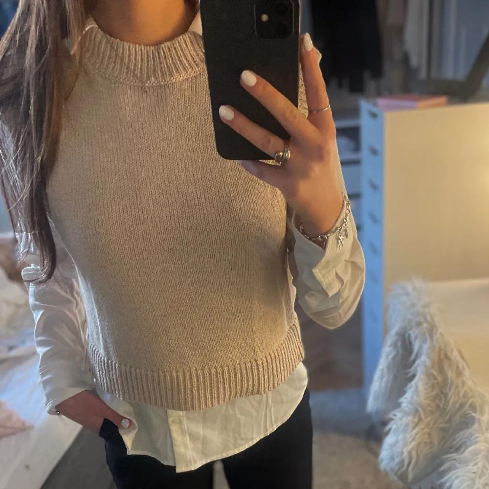 Säljer denna sjukt snygga tröjvästen från H&M i storlek XS. Använd ett fåtal gånger och är därför i nyskick💕 . Stickat.