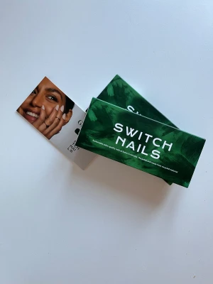 Switch nails - Säljer vidare dessa då de inte matchar min nagel. Ena setet är använt vid ett tillfälle (syns ej på naglarna), andra setet är helt oanvänt. Glue tabsen är dock använda så skickar därför med ett helt nytt set glue tabs. Nypris ca 550:-