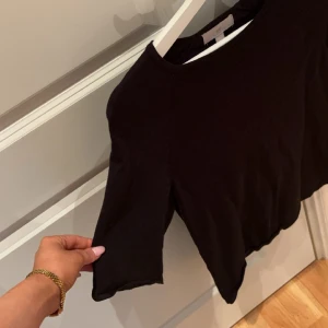 Stickad T-shirt  - Finare Stickad t-shirt från hm, använd en gång 