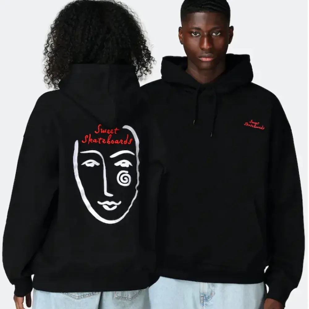 Säljer min sweet skateboards hoodie som inte kommer till användning längre. Jättebra skick! (Skriv för fler bilder) 💓 pris kan diskuteras!. Hoodies.