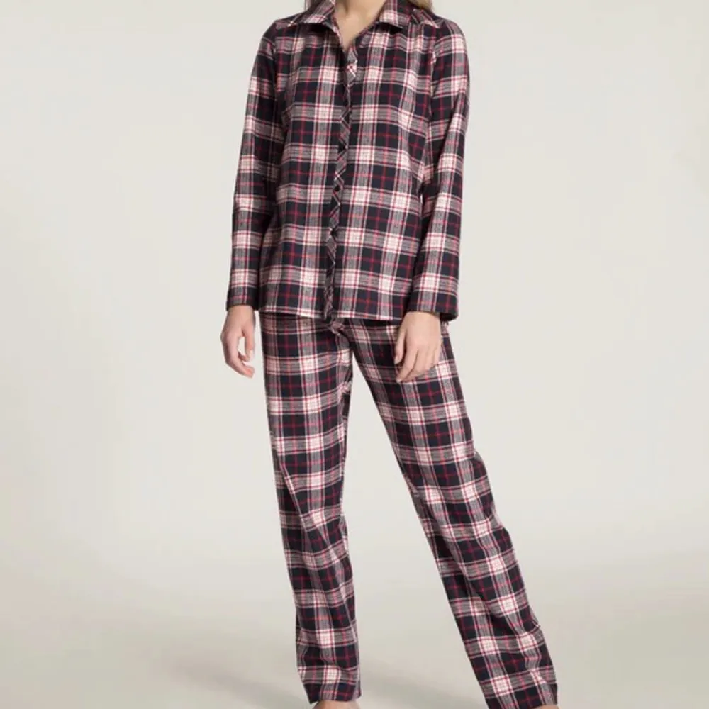 Pyjamas från Calida i flanell! Bekväm och i bra skick . Skjortor.