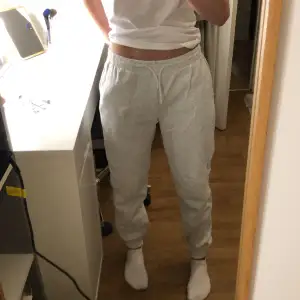 Säljer dessa ljusgråa mjukisbyxor från H&M Divided. Storlek xs. Bekväma och i bra skick! Säljs för 100 kr. Skriv om du vill se fler bilder! 