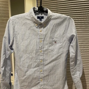 Gant Skjorta - Säljer min riktigt snygga Gant Skjorta för den är för lite för mig. Riktigt fint skick 9/10. Säljer den för 450 men pris kan diskuteras.