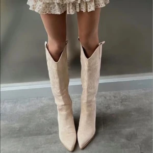 Cowboy boots - Säljer dessa populära cowboy bootsen i beige!! Endast använda en kväll💕 lånad bild! Skriv för mer bilder💕