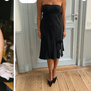 Djerf avenue - Säljer min djerf avenue remake klänning som var helt limited edition och kommer inte säljas igen, aldrig använd och passar tyvärr inte mig:( Nypris: 1899kr Mitt pris: 800kr men kan diskuteras Tveka inte för att fråga om egna bilder🫶