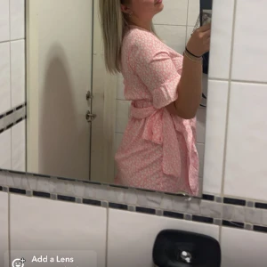 Sommarklänning  - Denna sommardrömmen kommer tyvärr inte till användning något mer❤️super fin omlottklänning med vit rosa blommönster❤️den har volang detaljer vid ärmarna och slutet på klänning❤️skriv gärna vid frågor eller fler bilder❤️