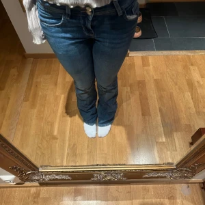 Lågmidjsde jeans - Jötte fåna lågmidjade jeans med fickor där back. Är lite slitna där nere om ni vill ha en tydlig bild så får ni gärna skriva. Jätte fina men inte riktigt min stil💕