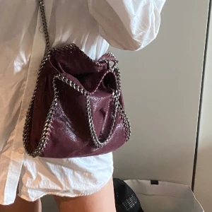 Stella mccartney  - Stella mccartney väska i falabella mini. Kvitto och dustbag medföljer. Nypris 9000kr jag säljer den för 4000kr vid snabbköp