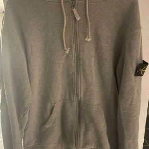 Stone Island Zip - Tjena! Säljer nu min Stone Island zip Hoodie riktigt bra kvalité och passar till allt. Hör av er vid fler frågor! 