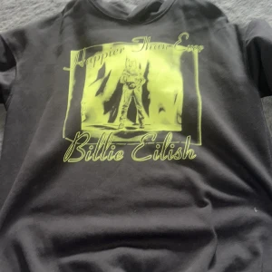 billie eilish hoodie  - billie eilish hoodie från h&m i barn storlek, men skulle säga att den sitter som s/m. den är lite oversized. skriv innan du köper💕