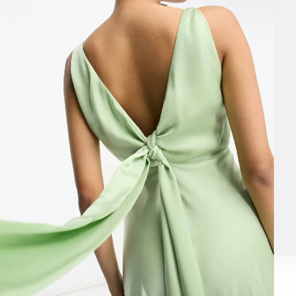 Otroligt fin grön balklänning i satin. Perfekt för bal och student. Djup i ryggen med fin knytning som man kan knyta som man vill, tips är att göra en stor fin rosett😌köpt för 1069kr, säljer för 800kr.. Klänningar.