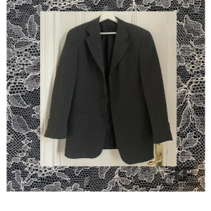 Grå kavaj. - Mörkgrå kavaj i lite oversized passform. Står ingen storlek men skulle uppskatta den som M/L beroende på hur man vill att den ska sitta. Jättefint material och färg.