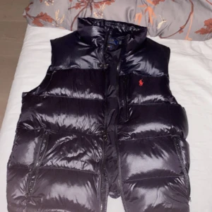 Polo puffer väst - Säljer en Polo Ralph Lauren puffer väst som fungerar riktigt bra till kommande våren och hösten.  Pris kan diskuteras! 