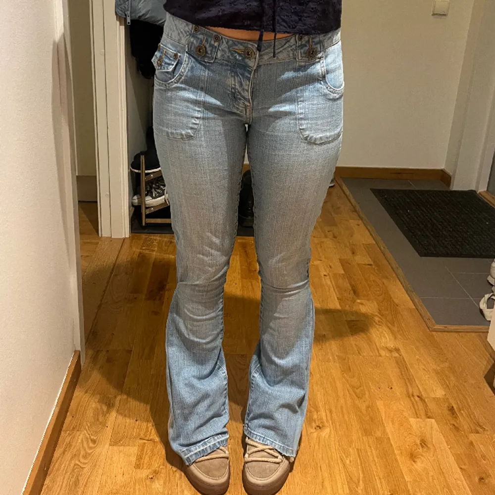 Så snygga lågmidjade bootcut jeans med superfin design💖 midjemått tvärs över är 38cm. De är sydda med symaskin för att bli lite mer bootcut, se sista bilden💖. Jeans & Byxor.