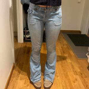Så snygga lågmidjade bootcut jeans med superfin design💖 midjemått tvärs över är 38cm. De är sydda med symaskin för att bli lite mer bootcut, se sista bilden💖